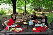 Almoção de domingo com amigos da Anita no quintal da casa em Princeton Junction, New Jersey - EUA